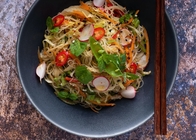 野菜サラダと自由な中国の米のVermicelliヌードルのグルテン