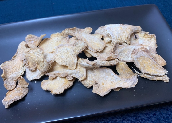乾燥された割れたショウガの部分の薄片